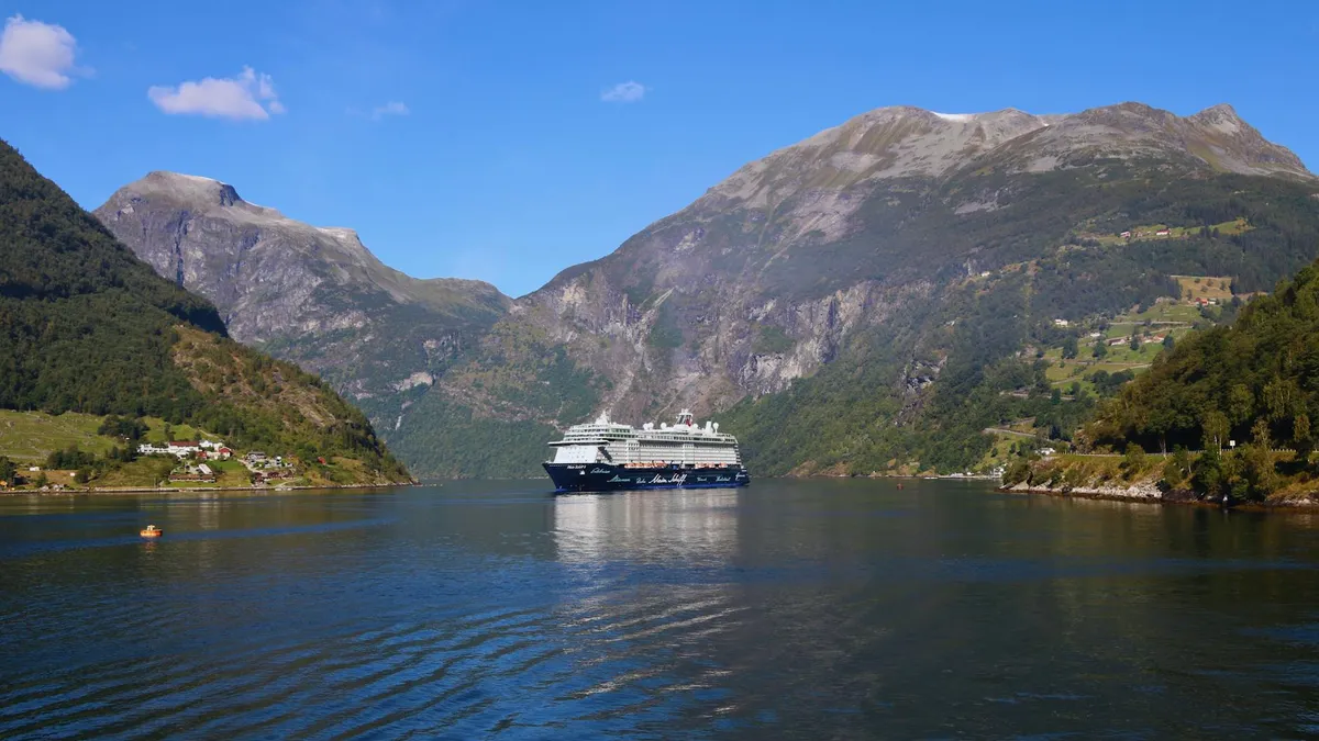 Crucero navegando entre los acantilados del fiordo de Geiranger, en Noruega